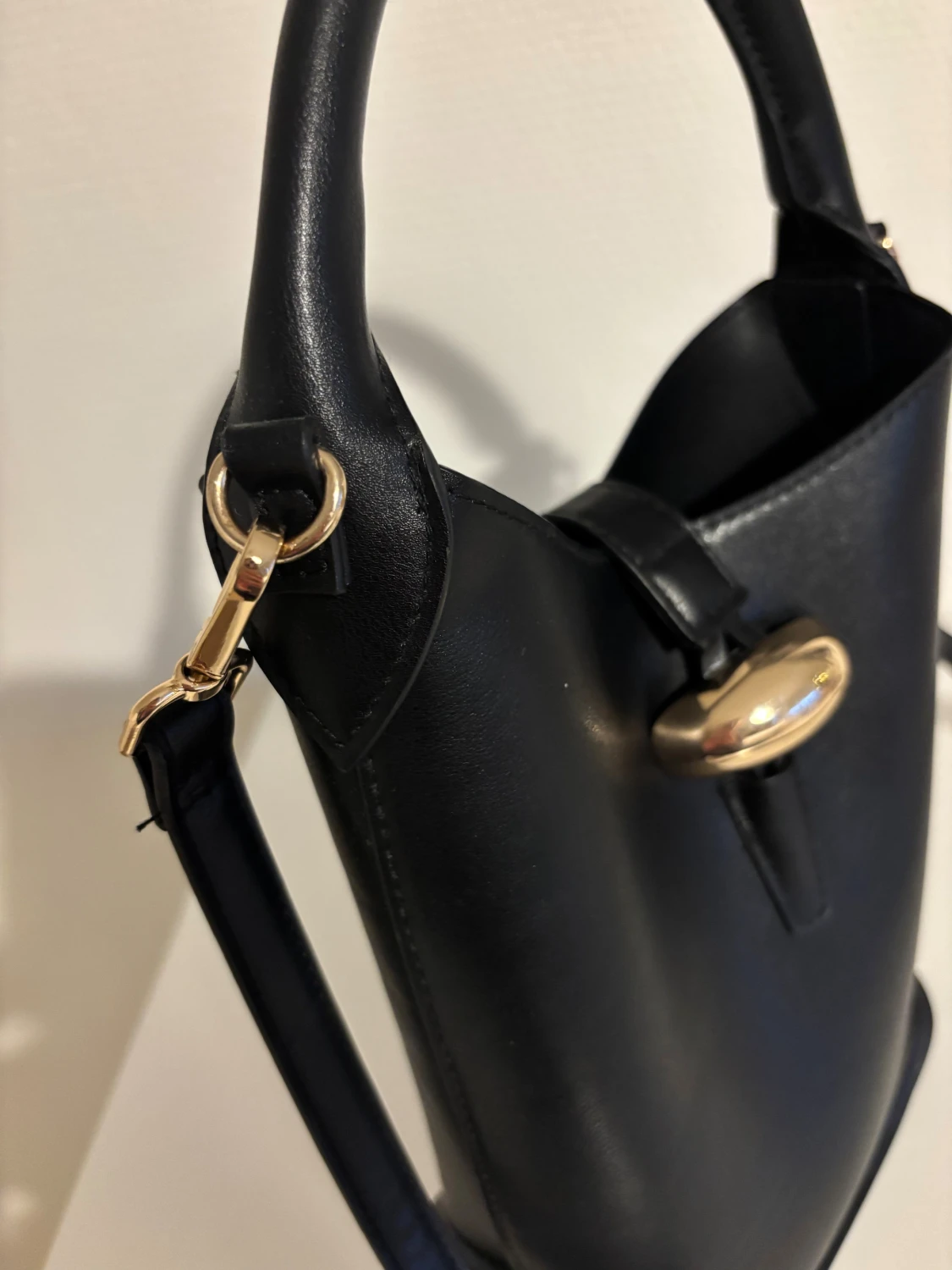 Svart bucket axelväska med gulddetaljer - 2