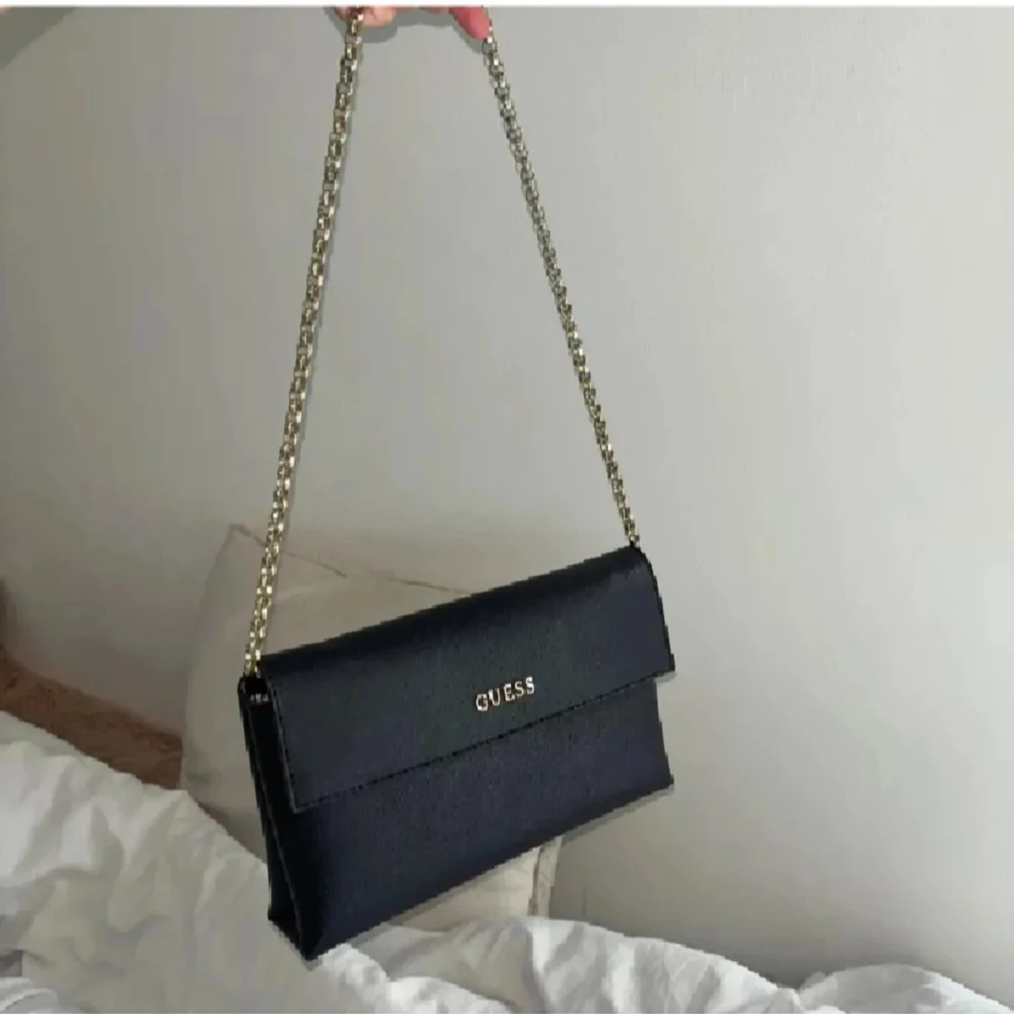 Svart axelväska från Guess - 2