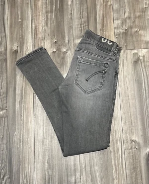 Dondup George strl 30 - Gråa dondup George jeans i strl 30. Riktigt fint skick, de ända defekterna är lite slitningar vid fickorna, vilket enligt mig bara är snyggt. Sitter riktigt bra. Hör av dig vid frågor