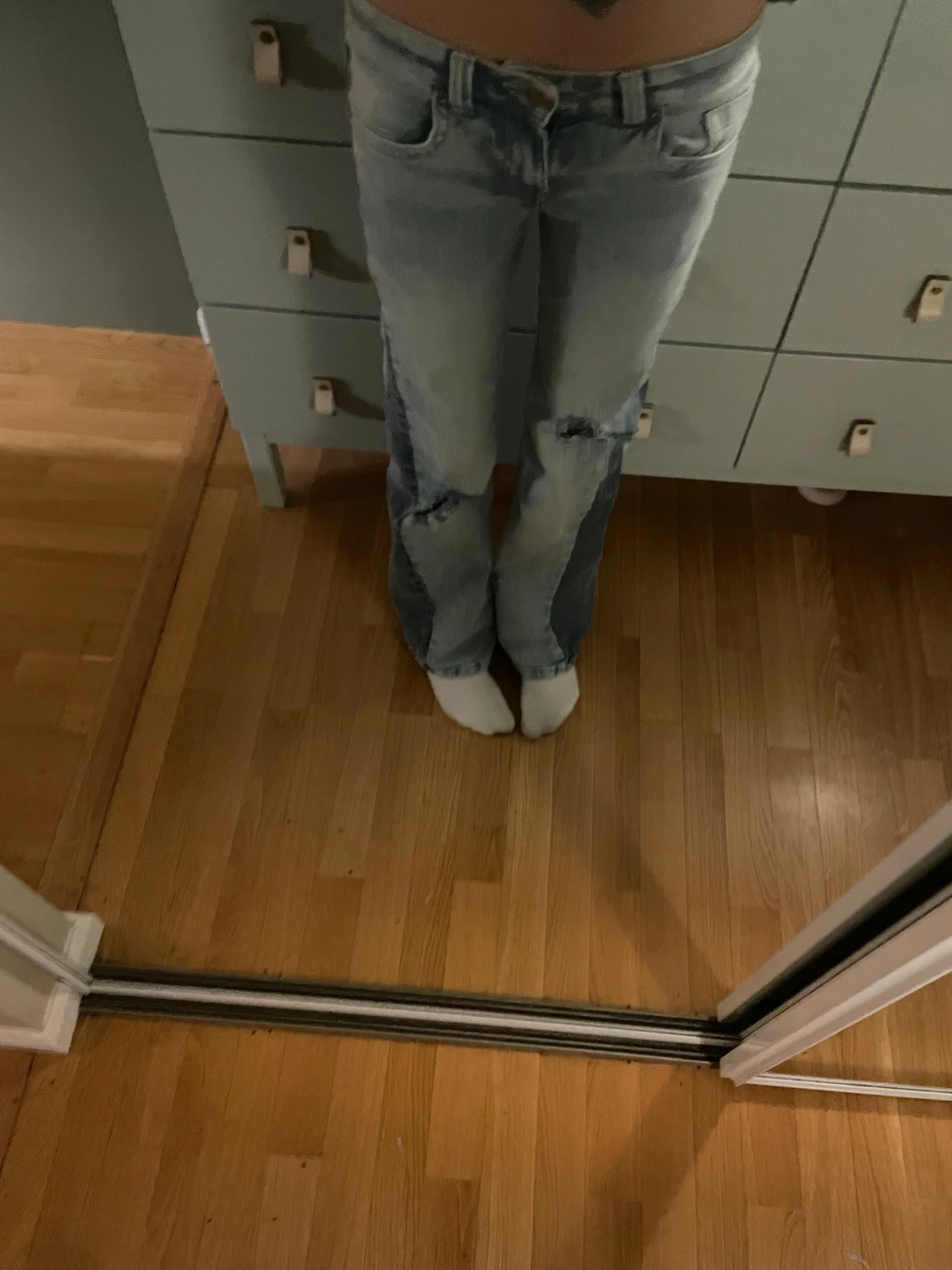 Ljusblå bootcut jeans med slitningar - 4