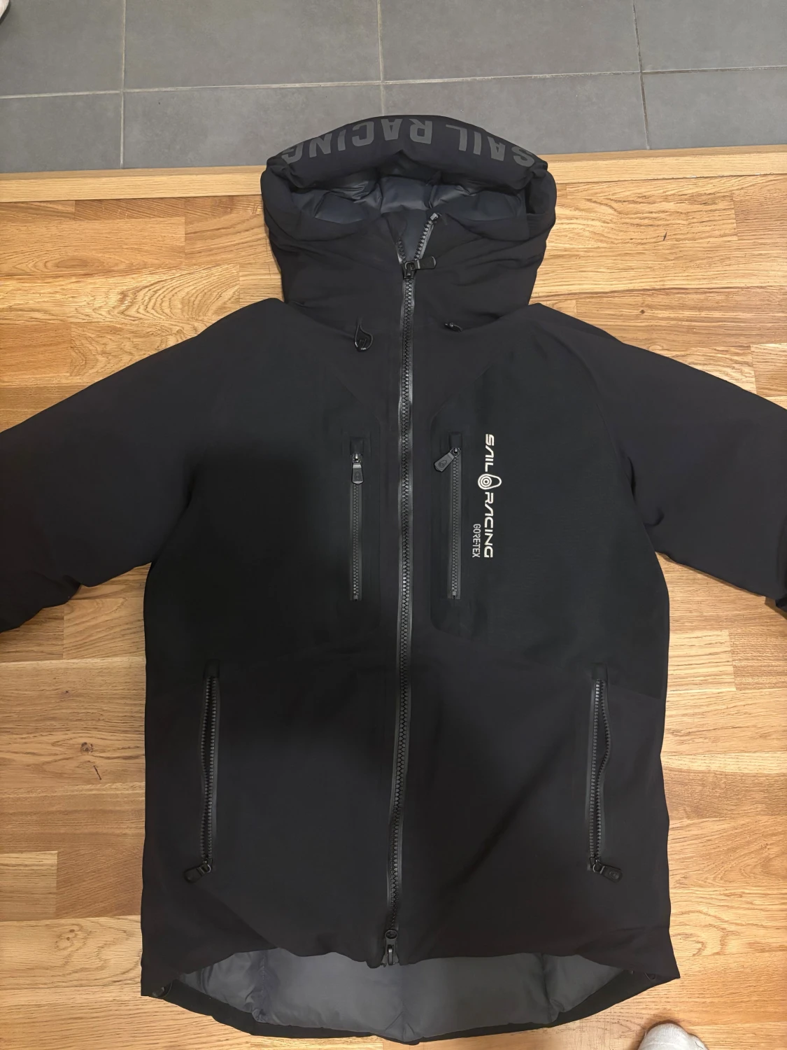 Svart dunjacka Sail Racing Gore-Tex
