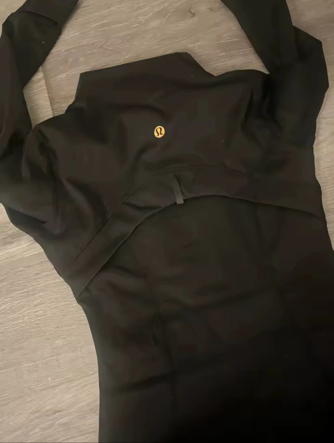 Svart slim vindjacka med gulddragkedja - 1