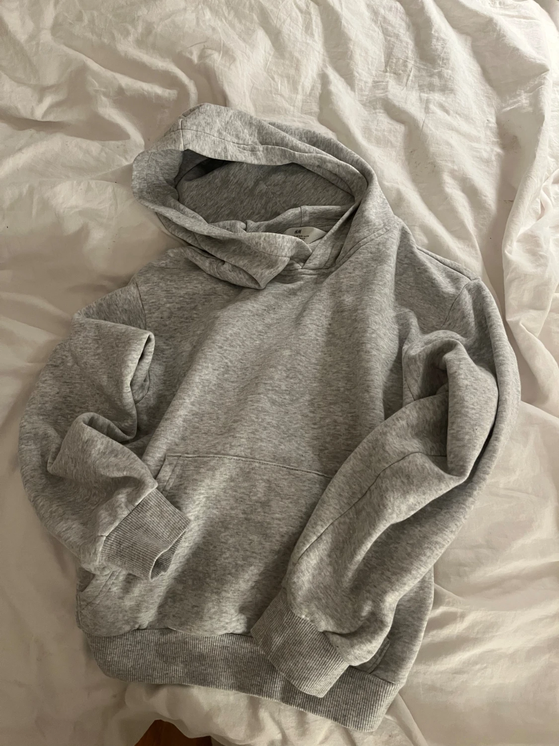 Grå hoodie från H&M med huva - 1