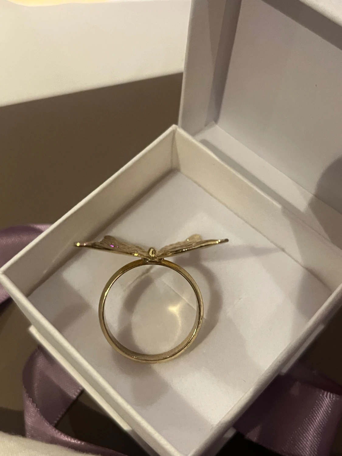 Guldfärgad ring med fjäril - 1