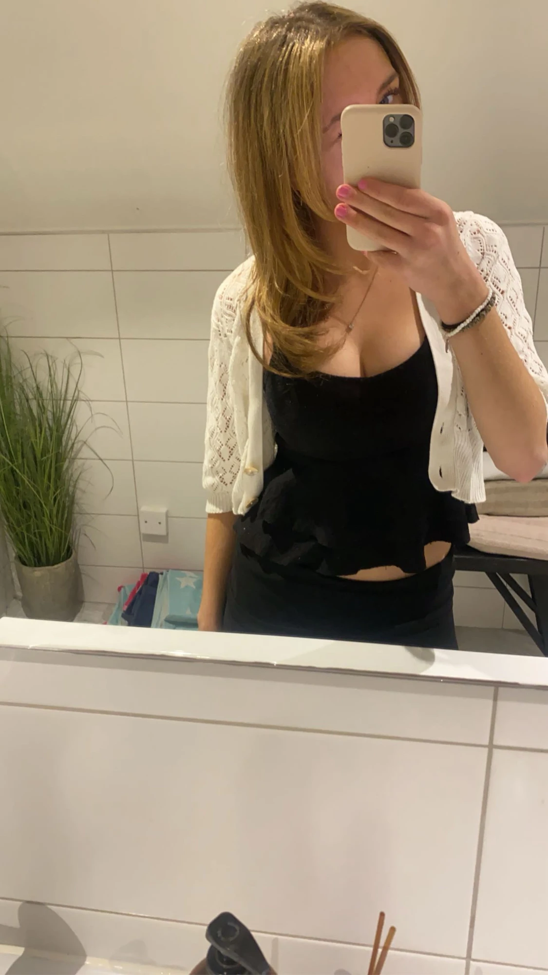 Vit stickad väst med knappar