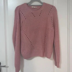 Stickad rosa tröja - Stickad rosa tröja med ett hålmönster