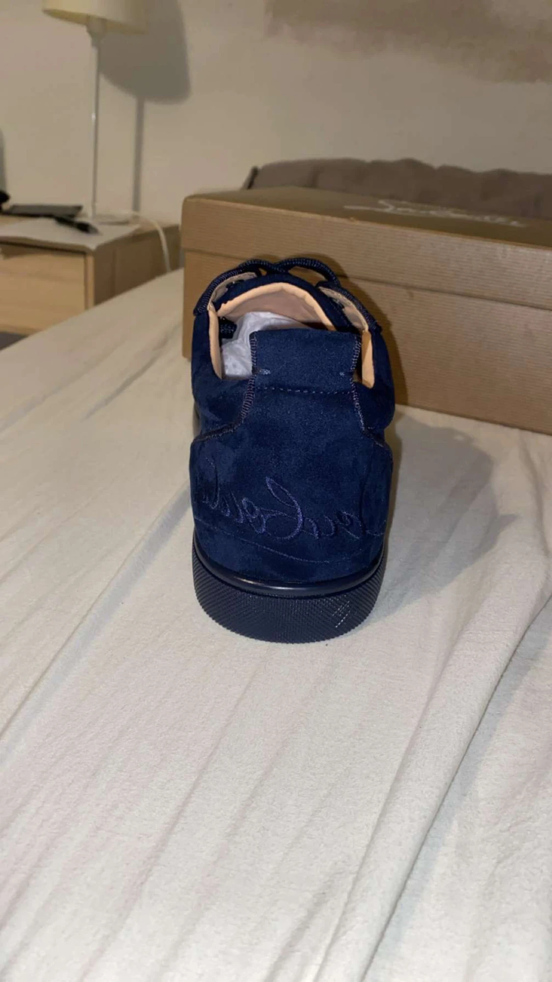 Mörkblåa mocka skor med röd undersida - 1