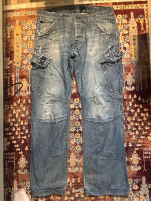 Cargo jeans  - Passade inte riktigt mig så säljer den. 