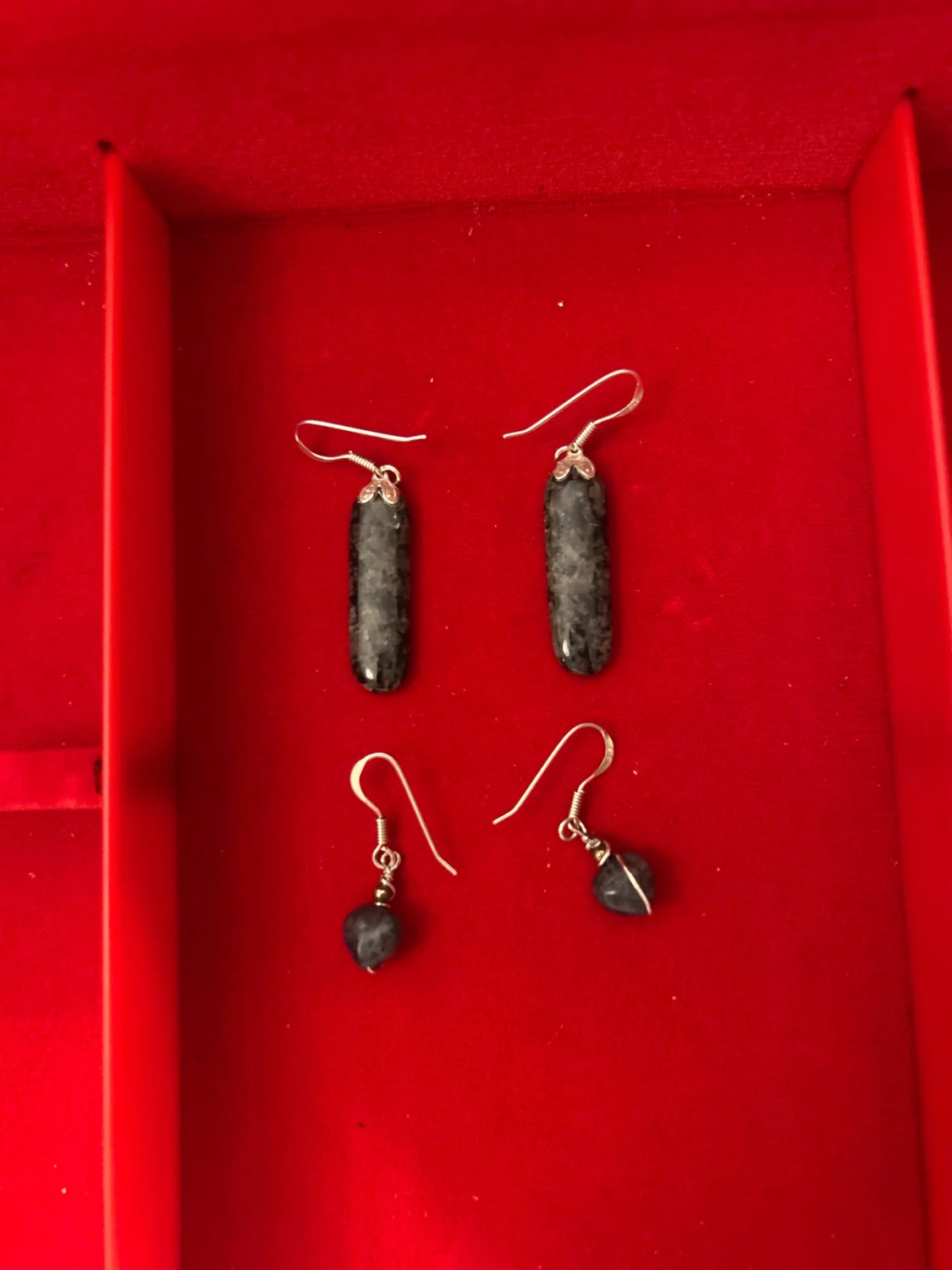 Två par äkta silver örhängen med grå sten