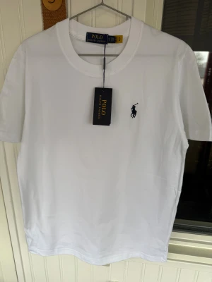 Vit t-shirt från Polo Ralph Lauren M - Vit t-shirt från Polo Ralph Lauren med klassisk rund hals och korta ärmar. .storlek L men passar bättre på M. Helt ny