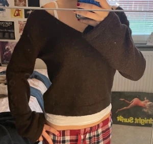 Stickad off-shoulder tröja brun - Säljer en mörk brun off-shoulder tröja från Gina tricot 14+. Storlek S. Jättefint skick knappast använd💕.