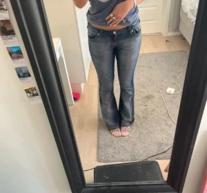 Blå bootcut jeans från True Religion -  True Religion med klassisk bootcut och låg midja till salu eller skulle även kunna tänka mig byta de för ett par 27 eller 26 (inte mina bilder)