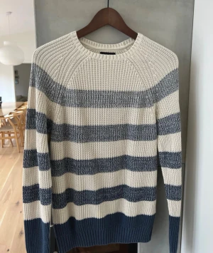 Blå vit randig stickad sweater - |Tja! En otroligt snygg blå vit sweater från Zara sweater❗️| Skick 9/10 otroligt bra skick☑️| Storlek: M, sitter som S, sitter lite litet på mig- 189cm 73kg📏| Nypris: vet ej💵| Färg: blå och vit, som på bilden💙🤍| Fraktar spårbart via postnord eller instabox📦| Hör av er för mer information!|