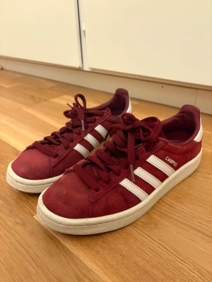 Röda campus unisex - Ett par jättefina skor från adidas, använda men bra skick!! 