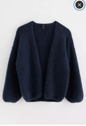 Mörkblå stickad kofta från Lindex - Mysig och fluffig mörkblå stickad kofta från Lindex i storlek XS/S. Koftan är VÄLDIGT eftertraktad och är slut i storlek överallt. Har knappat använd denna kofta så super fin i skick 