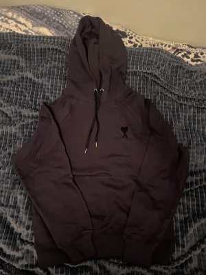 Ami Paris hoodie  - En mörkblåa/svart ami Paris hoodie i storlek L. Knappast använd. Skick 9/10. Priset är ej hugget i sten! Köpt på Vinted, därför den säljs billigt. 