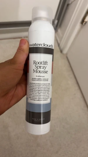 Waterclouds Rootlift Spray Mousse - Rootlift Spray Mousse från Waterclouds. Ger volym och textur till hårrötterna. Passar alla hårtyper och innehåller utvalda ingredienser som stärker både hår och hårbotten. 200 ml