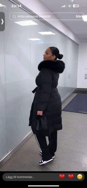 Feminina jacka  - Säljer min otroliga vinter jacka från feminina! Skicket är super, den har en super liten fläck (skriv för bilder) men den syns knappt! Pälsen är äkta och har ett skärp samt knappar så man kan stänga åt den! Supervarm och mysig. Ord pris va 4000kr