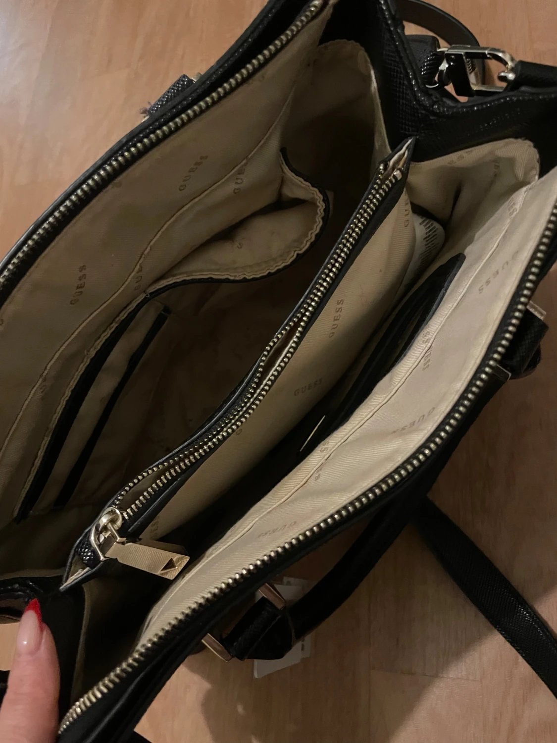 Svart handväska från Guess - 2