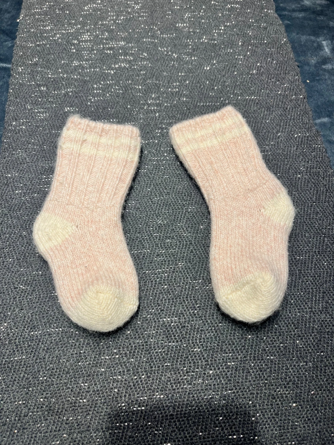 Ljusrosa stickade ullstrumpor