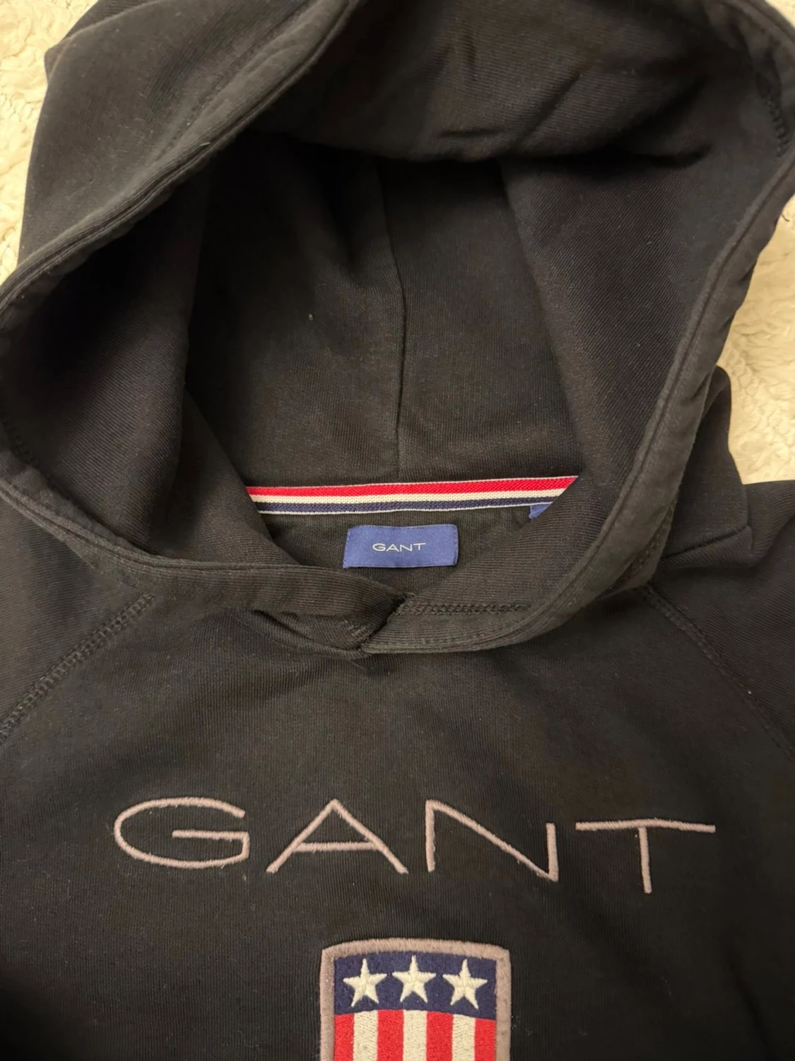 Svart hoodie från GANT med logga - 1