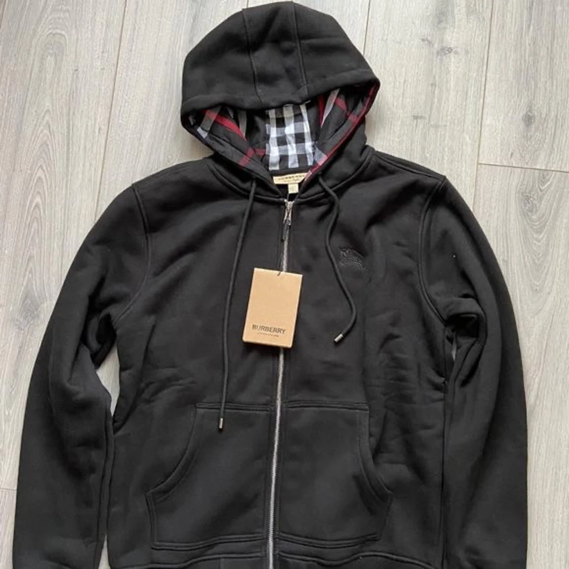 Svart hoodie från Burberry med dragkedja