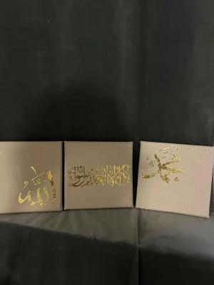  (islamisk kalligrafi tavlor)  - Säljer tre handgjorda islamiska tavlor som jag gjort själv: en med ‘Allah’, en med ‘Shahada’ och en med namnet Muhammed. Tavlorna har en enkel och modern design som passar i alla hem. Perfekta för dig som vill ha något andligt, lugnande eller bara vacker och personlig konst. 3 TAVLOR FÖR 150kr