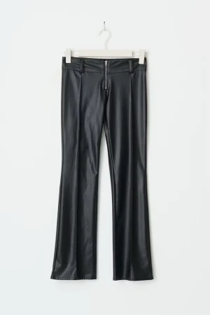 Svarta bootcut skinnbyxor från Gina - Snygga svarta skinnbyxor med bootcut passform. De har låg midja. Kontakta mig vid fler bilder. Dessa byxor är i storleken 158 och är ifrån Gina💞 Använda typ 5 gånger bara❤️