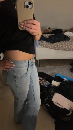 Ljusblå bootcut jeans - Säljer ett par ljusblå jeans från A brand 🔥 andvänds en del (jätte lite slitage längst ner vid fotthällen) arnas jätte bra skick💕köpta för 999kr