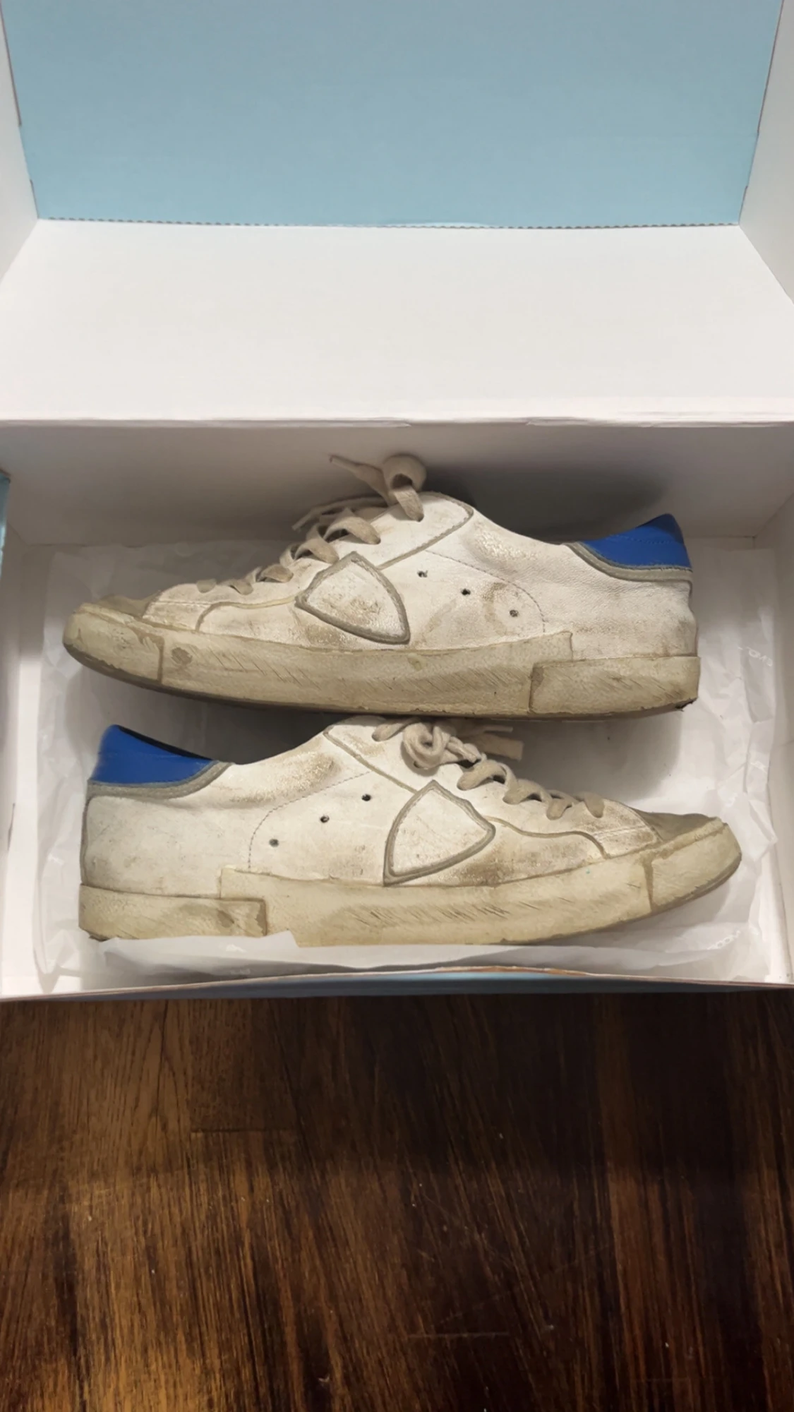 Philippe Model vita sneakers med blå häl