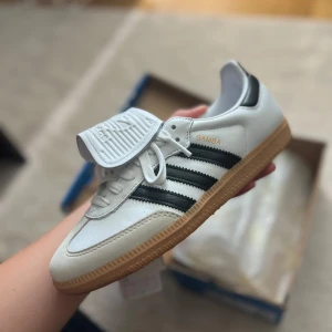 Adidas Originals - Samba LT - Endast testade, som nya med kartong kvar (strl 36,2/3) nypris: 1 421,00 sek. Pris kan diskuteras pga vill bli av med de🤍