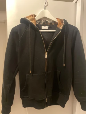 Svart Burberry hoodie  - Svart hoodie från Burberry som jag har haft ett tag. Använt inte så mycket men vill sälja den för är sugen på nytt