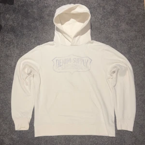 Vit hoodie från Denim & Supply Ralph Lauren - Säljer denna vita hoodie från Ralph Lauren Denim and Supply. Den är storlek L men passar även bra för M. Skicket är mycket bra! OBS: Tvättas inte innan frakt.