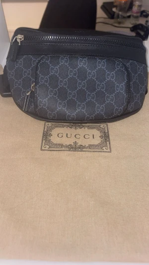 En svart Gucci bag  - En svart Gucci bag kommer med dust bag och taggsen 