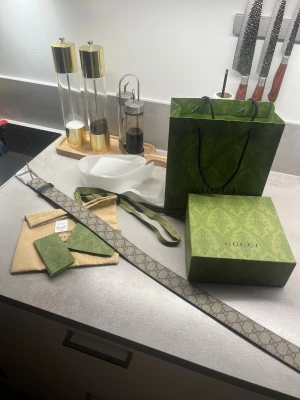 Äckta Gucci bälte i skinn - Säljer ett äckta Gucci. Bältet Kommer med originalpåse, box och tags. Perfekt accessoar för att lyfta din outfit. Skriv för frågor eller fler bilder 