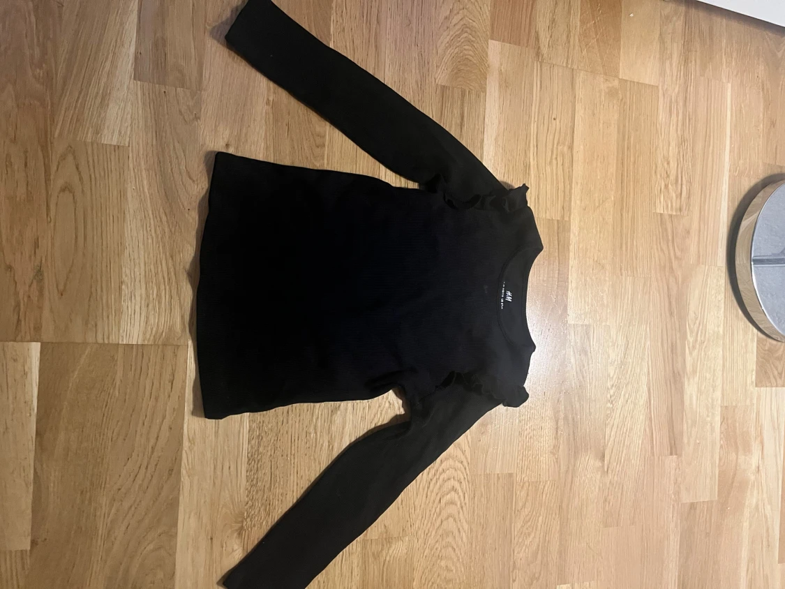 Svart långärmad tröja med volang H&M