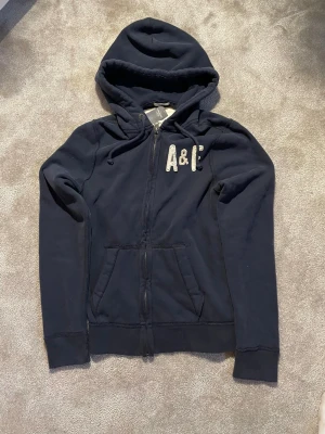 Abercrombie & Fitch Hoodie - Hej! Säljer nu denna väldigt snygga och eftertraktade A&F Hoodie! Tröjan är slutsåld överallt och går inte att få tag på… Tröjan är perfekt nu till vintern. Storlek L Säljs för: 399