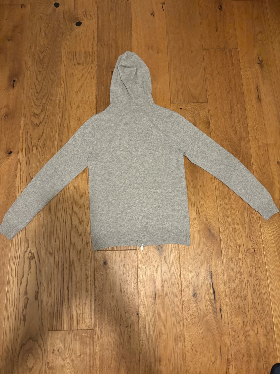 Grå cashmere hoodie från John Henric - 1