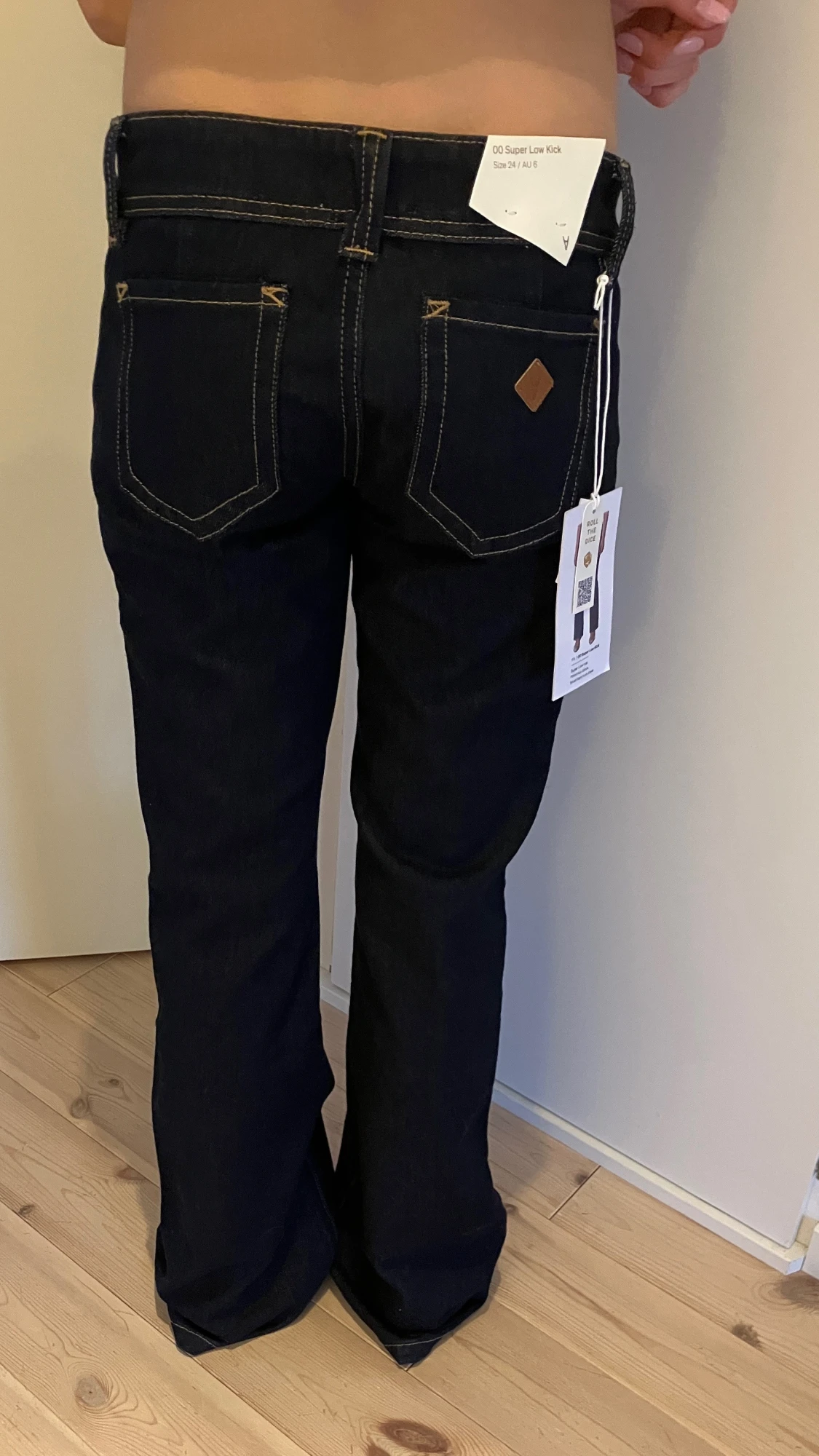 Mörkblå Super Low Kick jeans strl 24 - 4