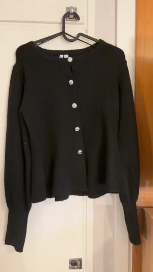 Svart kofta från Pieces med silver knappar - Svart stickad kofta från Pieces i storlek S. Super fin och skön tröja, köpt på vero moda för 399. Använd en gång