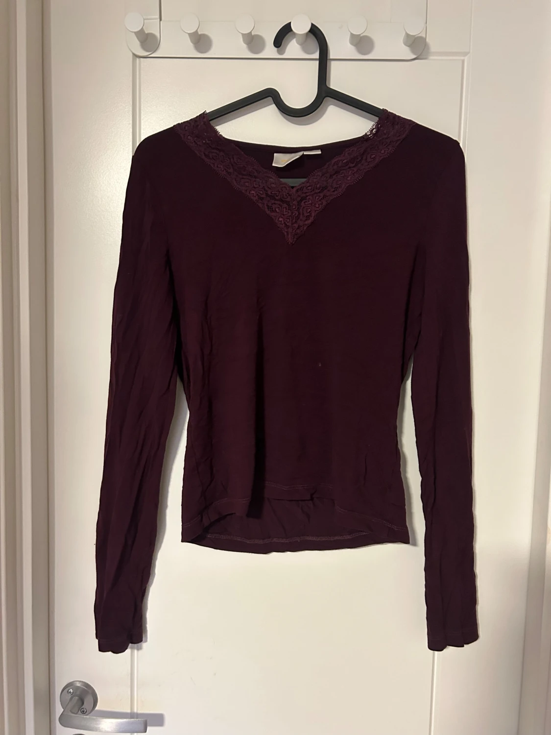 Vinröd långärmad topp med spets - 1