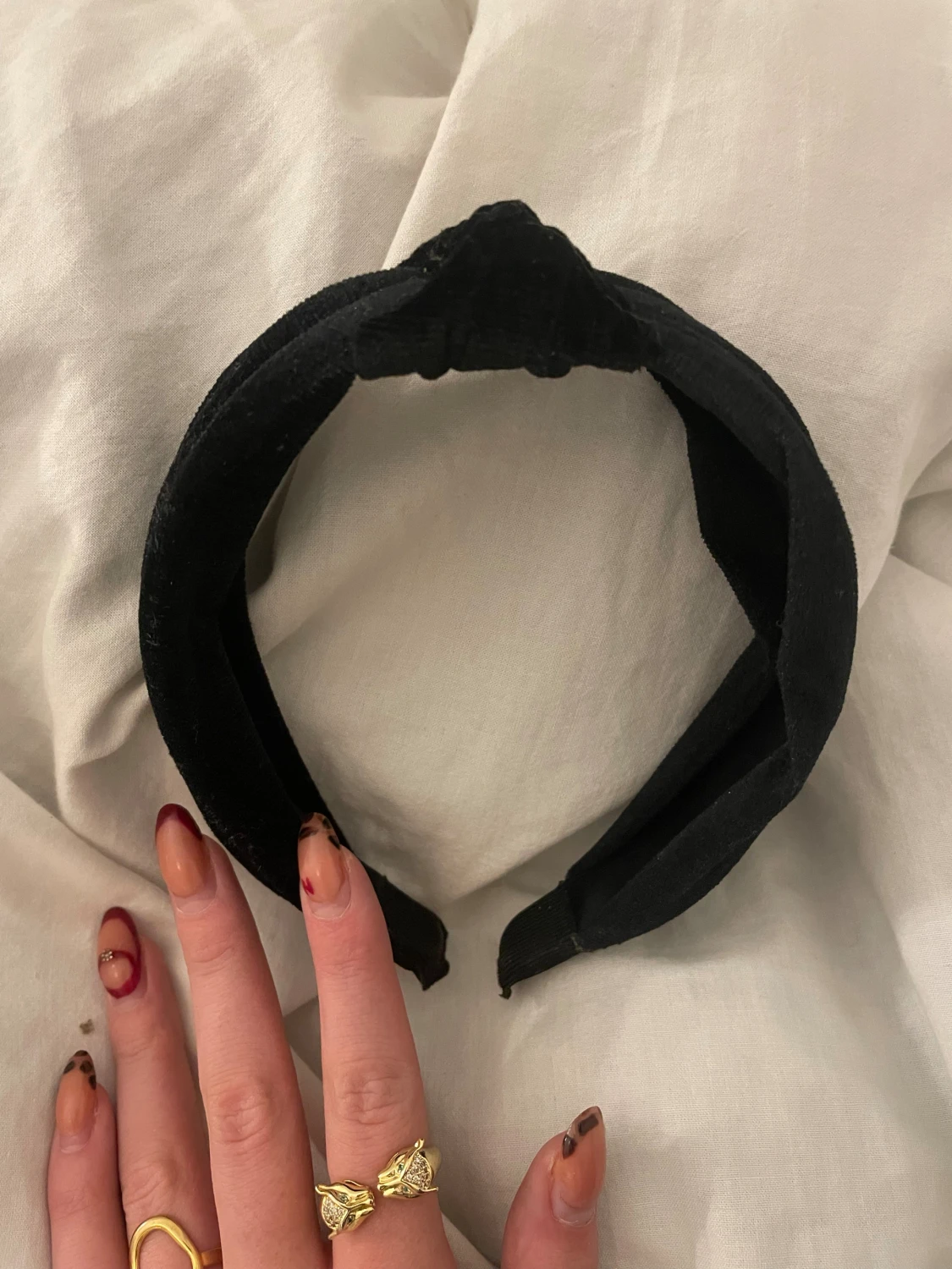 Svart sammet diadem med twist - 1