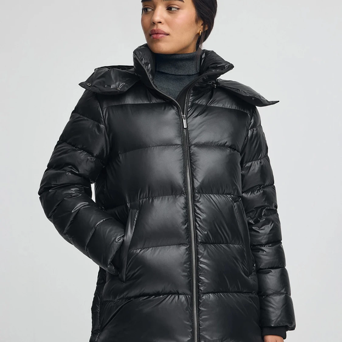 Svart pufferjacka med huva