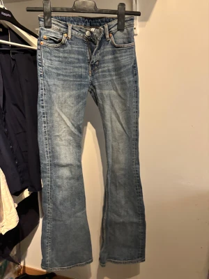 Weekday Flame bootcut jeans blå W25 L34 - Snygga blå bootcut jeans från Weekday, modellen är Flame Low Flared. Klassisk femficksdesign, låg midja och utsvängda ben. Jeansen är i ett mjukt denimtyg och har en schysst tvättad look. Perfekta för dig som gillar retrovibbar och vill ha en cool siluett. Skriv om du har frågor💗