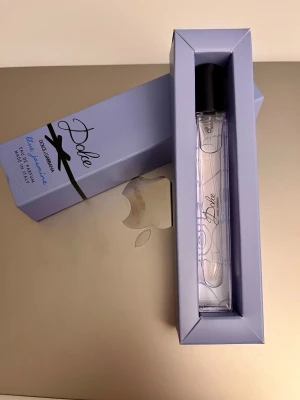 Äkta Dolce & Gabbana Dolce Blue Jasmine Eau de Parfum – 10 ml - En fräsch och feminin doft med Sicilian Blue Fig, jasmin och cederträ. Perfekt att ha i väskan eller som provstorlek! Helt ny/oanvänd! Batchkod: 10R15AR1 Superfin och lättburen doft! 💙