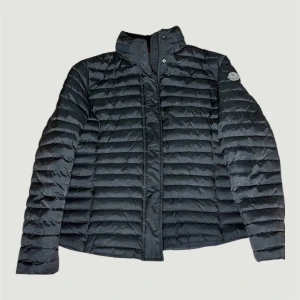 Svart dunjacka från Moncler - Säljer min moncler dun jacka i storlek 2 vilket motsvarar medium! Jackan är perfekt som vinterjacka för svenska vintern! Fick den i present för 2 år sedan så inte använd så extremt mycket! Tveka inte på att höra av er vid eventuella frågor!