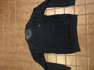 Svart stickad tröja från GANT - Svart stickad tröja från GANT. Storlek s 