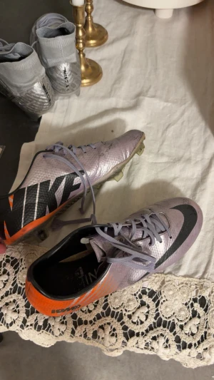 Nike fotbollsskor  - Säljer dessa Nike fotbollsskor ganska rare i storlek 42,5 hyfsat skick