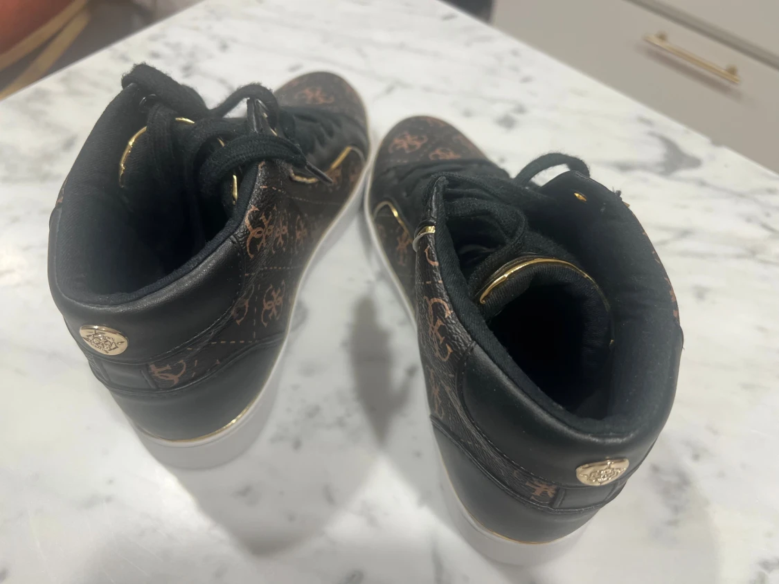 Svarta boots och sneakers från Guess - 4