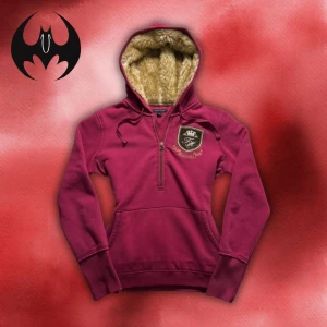 Rosa sweater hoodie med dragkedja och fodrad pälshuva från Tommy Hilifiger M/L - Rosa sweater hoodie med dragkedja och fodrad pälshuva med Tommy Hilifiger 2000 vintage logo | Size M/L | limiterad och finns inte längre!! | Längd: 60cm Armlängd: 60cm Midja: 46cm